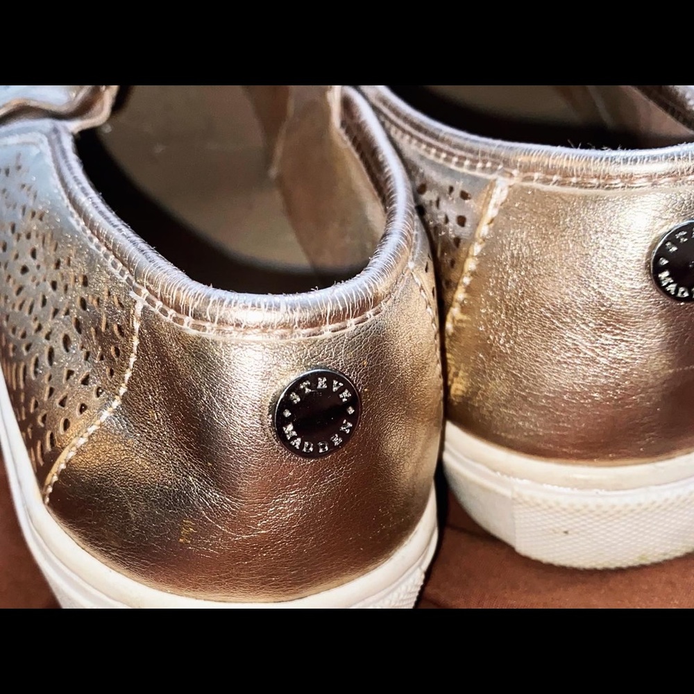 Steve Madden Champagne Slipons Shoes. Size 6.5